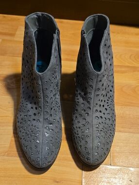 Vince Camuto Grey Ankle Booties size 4